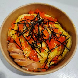 มาม่าไข่ข้น และไข่กุ้ง (แถมไส้กรอก1ชิ้น)