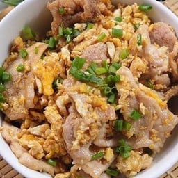 ข้าวหมูกระเทียมผัดไข่
