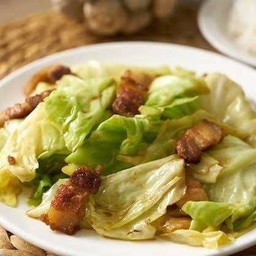 กะหล่ำปลีผัดน้ำปลาหมูกรอบ