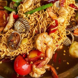 ส้มตำ มาม่า+หอยแครง+กุ้งสุก (ไม่เส้น)