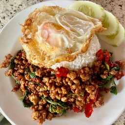 ข้าวกระเพราหมูสับไข่ดาว