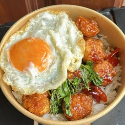 กะเพราไก่ป๊อป ไข่ดาว