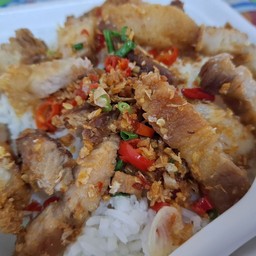 ข้าวหมูกรอบคั่วพริกเกลือ