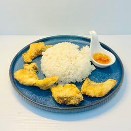 ข้าวปลากระพงทอดซอสน้ำปลา