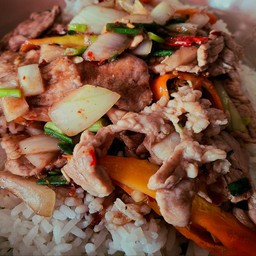 ข้าวราดหมูชิ้นผัดกะปิ