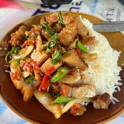 กระเพราหมูกรอบ