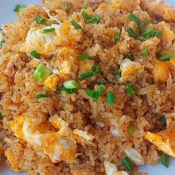 ข้าวผัดน้ำพริกนรกใส่ไข่โรยต้นหอม