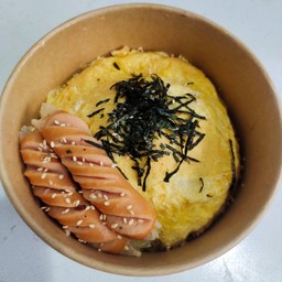 มาม่าห่อไข่ และไส้กรอก2ชิ้น โรยสาหร่าย