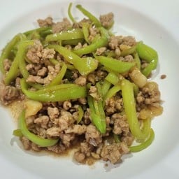 ผัดพริกหยวกหมูสับราดข้าว