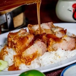 ข้าวหน้าหมูกรอบ ซอสแดง