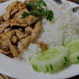 ไก่ผัดกระเทียม