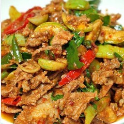 ผัดเผ็ดหมูชิ้น ราดข้าว