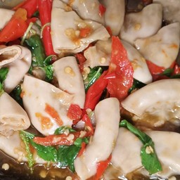 กระเพราไส้อ่อนราดข้าว