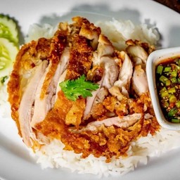 ข้าวหน้าไก่ทอด น้ำจิ้มแจ่ว