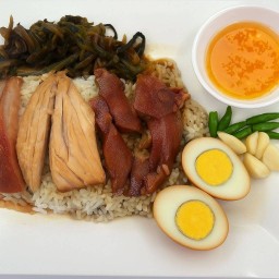 ข้าวขาหมู+คากิ+ไข่พะโล้