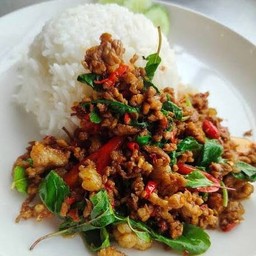 กะเพราเนื้อผัดพริกแห้ง