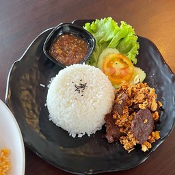 ข้าวเนื้อทอดกระเทียมพริกไทยดำ