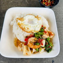 ข้าวกระเพราทะเลไข่ดาว