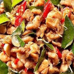 อกไก่ผัดกะปิสมุนไพร กับข้าว