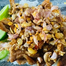 ข้าวราดเนื้อเค็มทอดกระเทียม