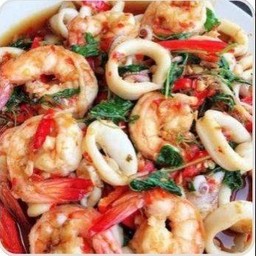 กุ้งปลาหมึกผัดกระเพราพริกแห้งราดข้าว
