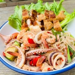 ตำเส้นเล็กทะเลหมูกรอบ