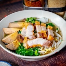 ก๋วยจั๊บหมูกรอบ + ไข่เท่านั้น