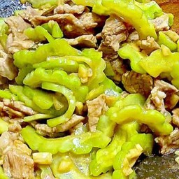 ข้าวหน้าผัดมะระหมูชิ้น