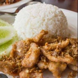 ไก่ชิ้นทอดกระเทียมราดข้าว