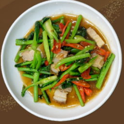 ผัดคะน้าหมูกรอบ