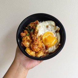 ข้าวกระเพรากุ้งไข่ดาว