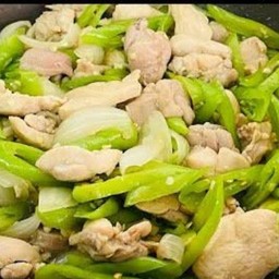 ผัดไก่ชิ้นใส่พริกหยวกราดข้าว