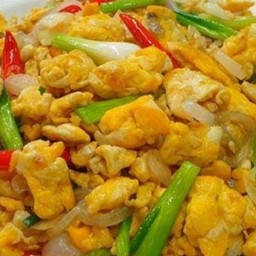 ข้าวหน้าไข่คั่วน้ำปลาร้าใส่ต้นหอม,หอมแดง,พริกสด