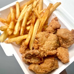ไก่กรอบ & เฟรนฟรายส์ ราดชอสชีสและมายองเนส