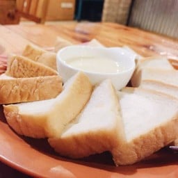 ขนมปังปิ้งแยกชิ้นส่วนใบเตยนมข้นหวาน