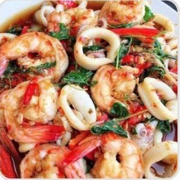 ผัดกระเพราปลาหมึกกุ้งพริกแห้งราดข้าว