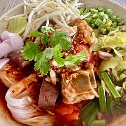 ขนมจีนน้ำเงี้ยว และ ผักสด