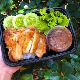 ข้าวไก่ย่างน้ำจิ้มแจ่ว