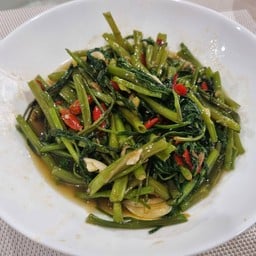 ผัดผักบุ้งหมูชิ้นราดข้าว