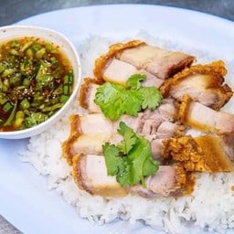 ข้าวหน้าหมูกรอบ น้ำจิ้มแจ๋ว