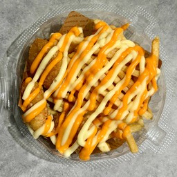 นักเกต + เฟรนช์ฟรายส์ (ราดชีส)