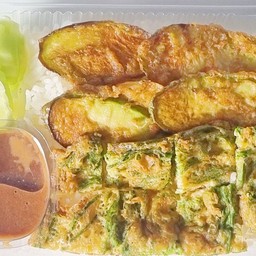 ข้าวหน้าผักทอด(ชะอมไข่ทอด+มะเขือยาวชุบไข่ทอด)