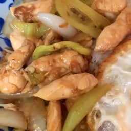 ผัดพริกหยวกไก่ราดข้าว