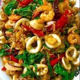 ปลาหมึกหมูสับผัดกระเพราพริกแห้งราดข้าว