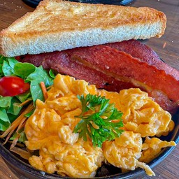 แซนด์วิช ไข่กวนกับเบคอน