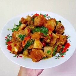 ข้าวราดกระเพราหมูกรอบ