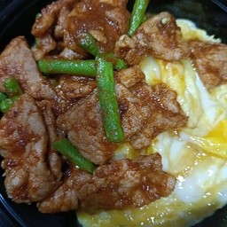 ข้าวไข่ข้นผัดพริกแกง(หมูชิ้น)