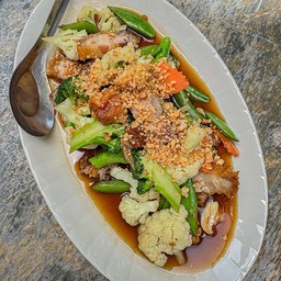 ผัดผักรวมหมูกรอบ