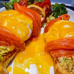 แซนด์วิช เอ้กเบเนดิก แซลมอนอโวคาโด