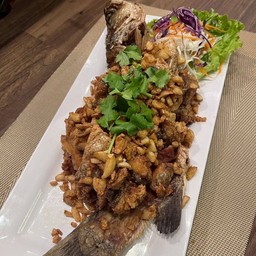 ปลากระพงทอดกระเทียม